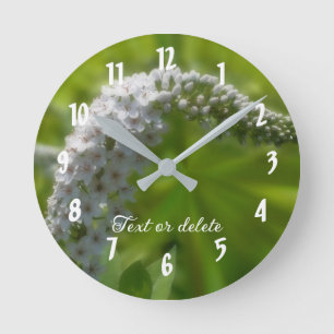 Personalisierte schöne weiße Wildblume in Blüte Runde Wanduhr