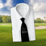 Personalisierte Schwarz-Weiß-Golfklubs mit Monogra Krawatte<br><div class="desc">Personalisieren Sie das Monogramm in klassischer Typografie,  um ein einzigartiges Golfgeschenk zu schaffen und für jeden Golfer zu behalten. Entwickelt von Thisisnotme©</div>