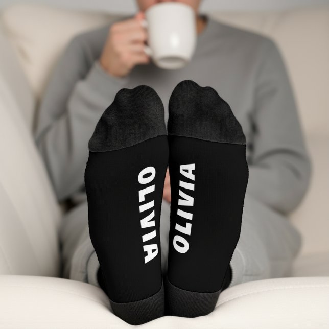 Personalisierte Schwarz-Weiß-Name-Socken Socken (Black and white personalized name socks.)