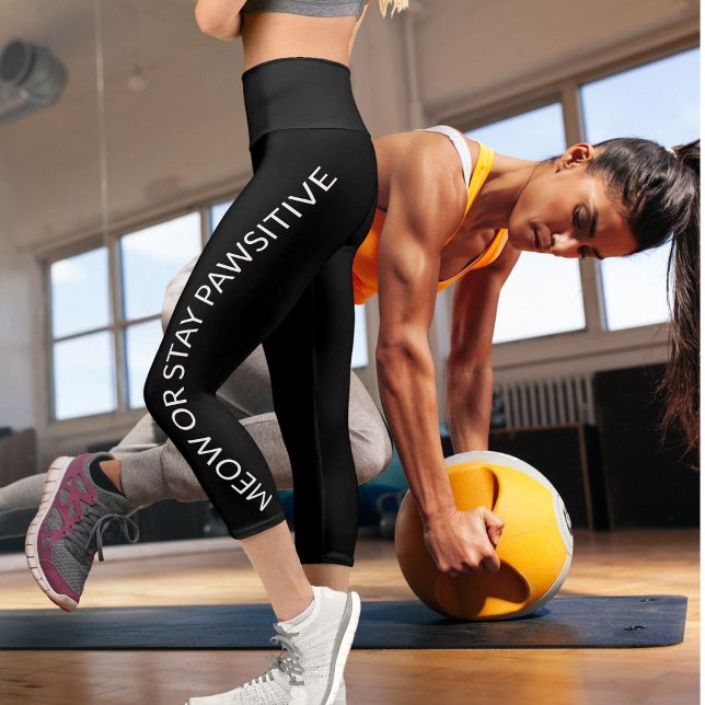 Personalisierte Schwarz-Weiß-Typografie-Layout-Spa Capri Leggings (Von Creator hochgeladen)