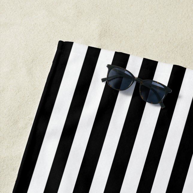 Personalisierte Schwarz-weiße Musiknoten Herz Strandtuch (Beispiel)