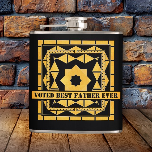 Personalisierte Schwarzafrikanerkollektion Flachmann (Modern design flask with a black and ocher geometric pattern - Father's Day or his birthday)