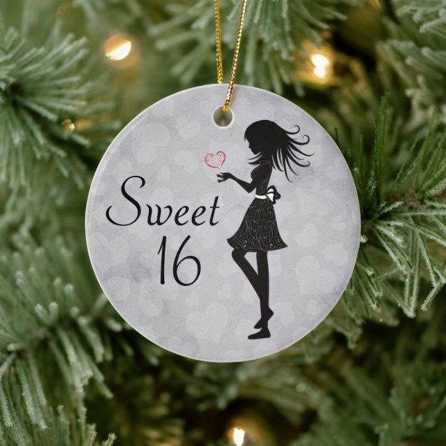 Personalisierte Silhouette Mädchen und Herz Süß 16 Keramikornament (Baum)