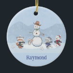 Personalisierte Snowball-Kämpfe Custom Snowman Ani Keramik Ornament<br><div class="desc">Dieser bezaubernde Schneeballkampf Weihnachtsschmuck enthält einen beliebigen Namen oder kurzen Text auf der Vorderseite und Ihren eigenen Text auf der Rückseite.</div>