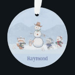 Personalisierte Snowball-Kämpfe Custom Snowman Ani Ornament<br><div class="desc">Dieser bezaubernde Schneeballkampf Weihnachtsschmuck enthält einen beliebigen Namen oder kurzen Text auf der Vorderseite und Ihren eigenen Text auf der Rückseite.</div>