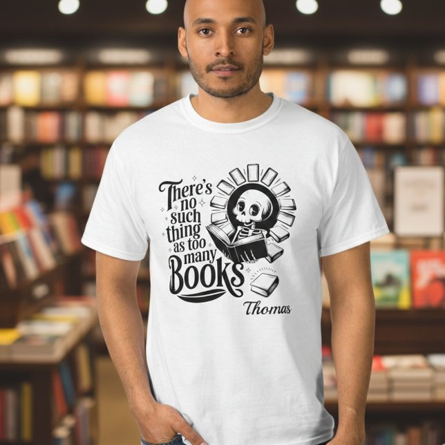 Personalisierte So etwas wie zu viele Bücher gibt  T-Shirt (White bookworm t-shirt worn by a man with background book shelves out of focus)