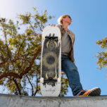 Personalisierte Sonnenmondstars Skateboard<br><div class="desc">Ein himmlisches,  ätherisches Imitat verbirgt Sonne,  Mond und Sterne auf einem schwarzen Pinselstrich auf weißem Hintergrund,  personalisiert mit Ihrem Namen in einem trendigen Skriptstil. Einzigartig.</div>