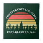 Personalisierte Sonnenuntergang Blockhütte Grünes  Fliese<br><div class="desc">Coole Sonnenuntergang Keramik Fliesen in schönem Waldgrün. Coole personalisierte Familienbauweise für Ihre Blockhütte,  die auf Ihren Nachnamen unter den Bäumen abgestimmt ist.</div>