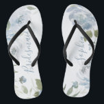 Personalisierte staubblaubläuliche Brautjungfrau Flip Flops<br><div class="desc">Moderne Aquarellblüte in staubblauer und schlauer grün,  elegant und romantisch,  großartig personalisierte Brautparty Brautjunggeschenke</div>