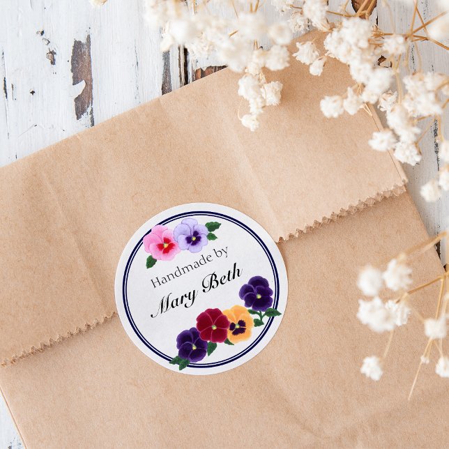 Personalisierte Stiefmütterchen Blumenhandbezug Runder Aufkleber (Personalized Pansies Floral Handmade Sticker for those who love cooking and hand crafting.)