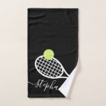 Personalisierte Tennismädchen Skript Handtuch bene<br><div class="desc">Personalisiertes Tennishandtuch mit einer einfachen Tennisschlägergrafik,  individuelle Name oder Text und modernes hübsches Drehbuch Schriftart Monogramm in Schwarz und Weiß. Ein ideales Geschenk für einen weiblichen oder mädchenhaften Tennisspieler mit feminininem und mädchenhaftem Aussehen mit modernem und minimalem Design.</div>