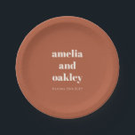 Personalisierte Terracotta Rust Fall Retro Hochzei Pappteller<br><div class="desc">Feiern Sie Ihren großen Tag mit Stil mit dieser modernen Terrakotta Hochzeitszettel mit kühnen,  minimalistischen Typografie und einem warmen Erdton. Personalisiert mit Namen und Datum,  ist es eine perfekte Touch für rustikale,  boho,  oder draußen Empfänge,  Probe Abendessen,  oder Verlobungsfeiern. Eine schicke und praktische Wahl für lässige Eleganz.</div>