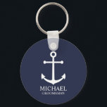 Personalisierte Trauzeuge der Nautischen Marine Schlüsselanhänger<br><div class="desc">Nautical Personalisiert Trauzeugen Geschenk Dieses Design bietet einen weißen Anker und den Namen des personalisierten Trauzeugen mit dem Titel in der weißen klassischen Serif-Schriftart-Stil auf marineblau Hintergrund. Auch perfekt für Trauzeuge,  Brautvater und mehr.</div>