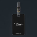 Personalisierte Trauzeugen für Schwarze Schrift Gepäckanhänger<br><div class="desc">Moderne Script Personalisierte Trauzeugen Gepäckanhänger mit dem Namen des personalisierten Trauzeugen im modernen,  weißen Script-Schriftart-Stil mit Titel und Hochzeitsdatum in modernen serifenlosen Schriftart-Stil auf schwarzem Hintergrund. Auch perfekt für Trauzeugin,  Blütenmädchen,  Brautmutter,  Trauzeugen,  Trauzeuge und mehr.</div>