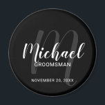 Personalisierte Trauzeugen für Schwarze Schrift Magnet<br><div class="desc">Fügen Sie Ihrer Hochzeit eine persönliche Touch mit einem personalisierten Trauzeugen Magneten hinzu. Dieser Magnet zeichnet sich durch den Namen der personalisierten Trauzeugen im modernen, weißen Skript-Schriftart-Stil und Monogramm in grauem, modernem Script-Schriftart-Stil als Hintergrund mit Titel und Hochzeitdatum in weiß modernen Sans Serif Schriftart Stil auf schwarzem Hintergrund. Auch perfekt...</div>