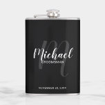Personalisierte Trauzeugen mit modernen Skripten Flachmann<br><div class="desc">Fügen Sie Ihrer Hochzeit eine persönliche Touch mit personalisierten Trauzeugen Flasche. Diese Flasche zeigt den Namen der personalisierten Trauzeugen im modernen, weißen Schriftart-Stil und Monogramm in hellgrauem, modernen Script-Schriftart-Stil als Hintergrund mit Titel und Hochzeitdatum in weißem, modernen Sans Serif Schriftart Stil auf schwarzem Hintergrund. Auch perfekt für Trauzeuge, Brautvater und...</div>