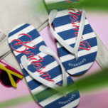 Personalisierte Trauzeugin Marine und Rosa Flip Flops<br><div class="desc">Navy Blue White and Pink Stripes Pattern - Ändern Sie die Farbe,  indem Sie auf Anpassen klicken. Und sagen Sie alles,  was Sie gewollt haben. Machen Sie diese eine Art Flip Flops,  die Ihre Nachricht auf ihnen haben. Sei das Gerede vom Strand!</div>