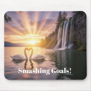 Personalisierte Trompeterschwäne im Sonnenaufgang Mousepad