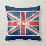 Personalisierte Vintage Kissen<br><div class="desc">Zeigen Sie Ihre Art mit dem personalisierten Vintagen Gewerkschafts-Jack-Flaggethrow-Kissen. Die Flagge von Großbritannien, allgemein bekannt als die Gewerkschafts-Jack-oder Gewerkschafts-Flagge, ist eine Seeflagge von Großbritannien, das von 1606 bis 1801 benutzt wurde. Kundengerecht! Ändern Sie die Hintergrundfarbe und -text oder verlassen Sie ihn, wie ist. Schlagen Sie einfach den Personifizierungsknopf, um alle...</div>