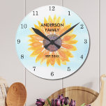 Personalisierte Wasserfarben-Sonnenblume Runde Wanduhr<br><div class="desc">Diese Uhr ist mit einer gelben, wasserfarbenen Sonnenblume und blauem Himmelshintergrund geschmückt. Macht ein perfektes Geschenk für die Hauswärmung. Einfach anpassbar. Ändern Sie mithilfe des Entwurfstools die Textgröße, den Stil oder die Farbe. Wenn wir unsere Kunstwerke erstellen, werden Sie dieses exakte Bild von anderen Designern nicht finden. Original Wasserfarbe ©...</div>