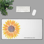Personalisierte Wasserfarben-Sonnenblume Schreibtischunterlage<br><div class="desc">Diese stilvolle Schreibtischmatte ist mit einer wasserfarbenen Sonnenblume in Gelbtönen dekoriert. Einfach anpassbar. Ändern Sie mithilfe des Entwurfstools die Textgröße,  den Stil oder die Farbe. Wenn wir unsere Kunstwerke erstellen,  werden Sie dieses exakte Bild von anderen Designern nicht finden. Original Wasserfarbe © Michele Davies.</div>