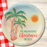Personalisierte Weihnachten im Juli Party Papierpl Pappteller<br><div class="desc">Personalisierte Weihnachten im Juli Party Papierplatte. Feiern wir Weihnachten im Juli mit einer GRILLEN oder einem Party! Laden Sie Familie und Freunde zu Ihrem Weihnachtsfest ein und dekorieren Sie es mit diesen Papierservietten im Inselstil mit handgezeichneten Palmen, die mit Lichtern auf Aquarellfarben geschmückt sind. Passen Sie diese lustigen Servietten mit...</div>