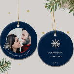 Personalisierte Weihnachtsschmuck<br><div class="desc">Feiern Sie einen besonderen Meilenstein mit diesem Personalisierten Ersten Weihnachtsschmuck. Lassen Sie Ihren ersten Urlaub gemeinsam mit diesem exquisiten Ornament mit einem individuell gestaltbaren Foto verbringen, das von einer zarten Schneeflocke auf einem reichen marineblauen Hintergrund gerahmt ist. Die Vorderseite zeigt elegant "Unser erstes Weihnachten" in den unteren Dritteln, was den...</div>