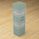 Personalisierte Weinkiste Rustikale Spitzen Vintag Weinbox<br><div class="desc">Personalisierte Geschenkboxen für eine Weinflasche. COLOR PALETTE: neutrales Cremebeige mit weicher, weißer DESIGN-SALLECTION: Dieser Lace ist von der Grafikerin Audrey Jeanne Roberts handgefertigt und sieht aus wie antike Vintage handgefertigte Schnürsenkel. Mit seinen schönen, wirbelreichen blüh- und Scrolldetails fügt es Ihrer Scheune, Ihrem Hinterhof, dem rustikalen Bauernhof, der Hochzeit, dem Brautparty...</div>
