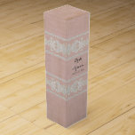 Personalisierte Weinkiste Rustikale Spitzen Vintag Weinbox<br><div class="desc">Personalisierte Geschenkboxen für eine Weinflasche. COLOR PALETTE: Pink blütige Muschel pastellrosa, cremefarbenes Beige mit weich weißem DESIGN COLLECTION: Dieser Schnürsenkel ist von der Grafikerin Audrey Jeanne Roberts handgefertigt und sieht aus wie antike Vintage Schnürsenkel. Mit seinen schönen, wirbelreichen blüh- und Scrolldetails fügt es Ihrer Scheune, Ihrem Hinterhof, dem rustikalen Bauernhof,...</div>