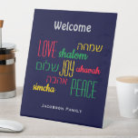 Personalisierte WELCOME LIEBE JOACE Jüdisch Sockelschild<br><div class="desc">Mit diesem personalisierten hebräischen Willkommensschild mit CUSTOMIZABLE TEXT verleihen Sie Ihrer Zuhause einen einladenden Touch. Der Platzhaltertext ist anpassbar, sodass Sie die Überschrift ändern und Ihren Familiennamen hinzufügen können. Die Worte LIEBE JOY PEACE sind auch auf Hebräisch geschrieben (und farbkodiert). Geeignet für Hanukkah, Hochzeiten, Firmenveranstaltungen, Ansammlungen, Erntedank, besondere Geburtstage, etc....</div>