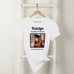 Personalisierte White Class 2024 Abschluss Foto T-Shirt<br><div class="desc">Modernes und minimales Design mit weißem Abschluss-T - Shirt zeichnet sich durch ein quadratisches Foto des Absolventen gerahmt in schwarz mit einfachen und klassischen Vornamen, Klassenjahr und Schulnamen, die personalisiert werden können. Shirt-Farben und Stil können so angepasst werden, dass sie sich mit den Farben der Schule oder des Party abstimmen....</div>