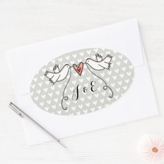 Personalisierte White Doves Hochzeitsticker Ovaler Aufkleber (Umschlag)