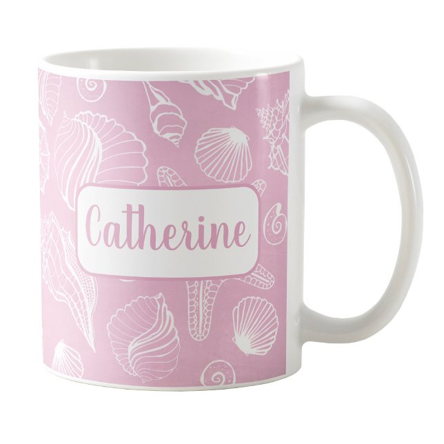 Personalisierte White Seashells Pink Beach Tasse (Personalized White Seashells Pink Beach Mug at Amy's Coffee Mugs on Zazzle. )