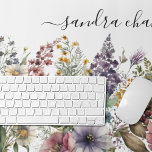 Personalisierte Wildblume Schreibtischunterlage<br><div class="desc">Mit unserem neuen Muss-Office-Accessoire - dem Watercolor Wildblumen Desk Top Mat! 🌺 Personalisieren Sie diese schöne Matte mit Ihrem Namen in einem zarten Skript-Schriftart und erhöhen Sie Ihre Arbeitsraumästhetik. Entdecken Sie,  wie dieses atemberaubende Stück eine Touch von Natur und Inspiration in Ihren Alltag bringen kann.</div>