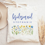 Personalisierte Wildblumen Blue Script Bridesmaid Tragetasche<br><div class="desc">Diese schlichte,  elegante Totttasche hat eine Grenze von Wildblumen in Gelb und Blau mit grünen Stielen. Das Wort "Brautjungfrau" erscheint in blauer Schrift. Personalisieren Sie es mit ihrem Namen in serifenlosen Schriftart. Macht ein perfektes Brautjunggeschenk!</div>