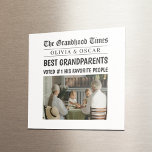 Personalisierte Zeitung | Bestes Grandeltern-Gesch Magnet<br><div class="desc">Mit dieser personalisierten Espressotasse "Grandhood Times" machen Sie eine Kaffeepause ganz besonders! Diese charmante kleine Tasse mit einem eigenen Foto und einem lustigen Imitat,  der sie als "Beste Großeltern" bezeichnet,  ist voller Herzenslust. Ideal für Espressoliebende Großeltern,  ist dies ein süßes und nachdenkliches Geschenk für Geburtstage,  Ferien oder Großeltern Tag.</div>