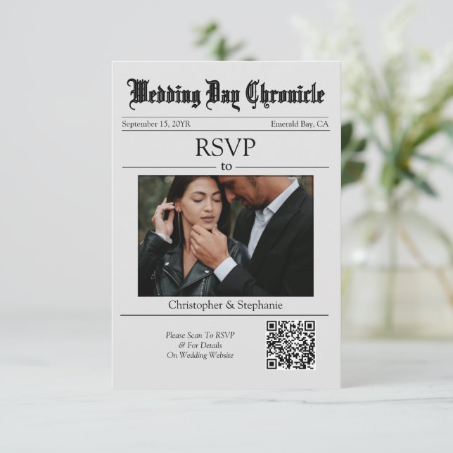 Personalisierte Zeitung Minimalistisch Elegant QR  RSVP Karte (Stehend Vorderseite)