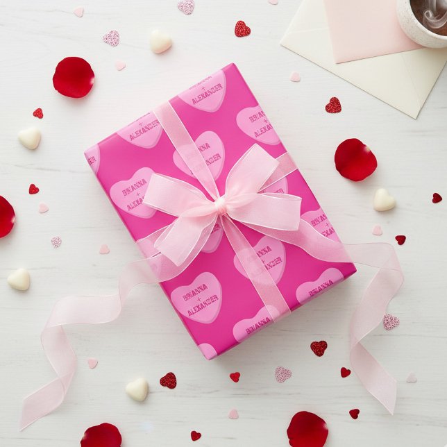 Personalisierte Zuckerherzen Retro Zwei Namen Hot  Geschenkpapier (Cute personalized candy heart wrapping paper. Pink hearts with your names or initials on hot pink)