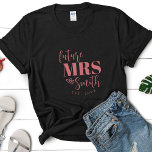 Personalisierte Zukunft Frau maßgeschneiderte Brau T-Shirt<br><div class="desc">Machen Sie sich bereit, das Braut-to-be-Look stilvoll und fabelhaft in unserem Personalisierten Hemd für Bride Verlobte! Dieses Hemd enthält die Worte "Future Mrs.", gefolgt vom individuelle Name der Braut, was es zu einem perfekten Geschenk für ihren Junggeselinnen-Abschied, Brautparty, Verlobungsfeier oder sogar den Hochzeitstag macht. Feiern Sie mit diesem einzigartigen Hemd,...</div>