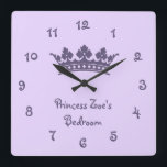 Personalisierten lila Prinzessin Girls Bedroom Quadratische Wanduhr<br><div class="desc">Personalisierte lila Prinzessin Girls Bedroom Wanduhr. Hintergrundfarbe kann zum Weiß oder zu anderer koordinierenfarbe Ihres Wählens besonders angefertigt werden. Klicken fertigt besonders an</div>