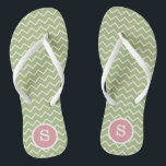 Personalisierten Mit Monogramm Grüne und Weiß Zick Flip Flops<br><div class="desc">Personalisierte Mit Monogramm Green & White Zickzack Hochzeitskippen</div>