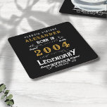 Personalisierter 21. Geburtstag Geboren 2004 Vinta Rechteckiger Pappuntersetzer<br><div class="desc">Ein personalisiertes klassisches Papier Untersetzer Design für diese Geburtstagsfeier für jemanden, der 2004 geboren und 21 Jahre alt wurde. Fügen Sie den Namen zu diesem Vintagen Retrostil Schwarz, Weiß und Gold für ein individuelles 21. Geburtstagsgeschenk hinzu. Bearbeiten Sie den Namen und das Jahr einfach mit der Vorlage. Ein wunderbares, individuelles,...</div>
