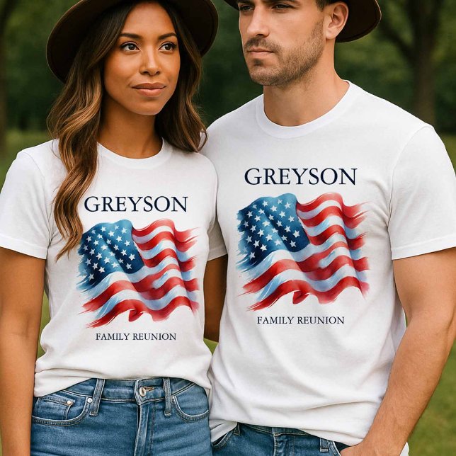Personalisierter 4. Juli Wiedersehen Matching T-Shirt (A couple wearing matching American flag patriotic family reunion t shirts.)