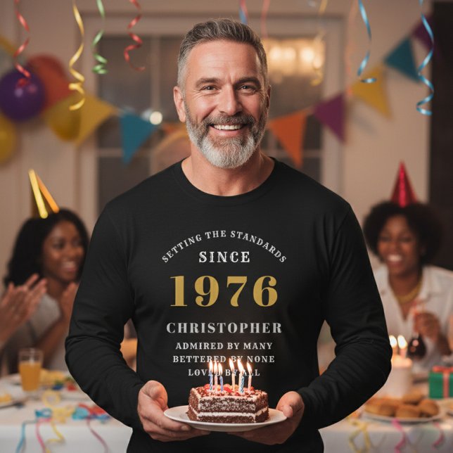 Personalisierter 50. Geburtstag 1976 Name hinzufüg T-Shirt (Born 1976 long sleeve birthday t-shirt. Party background.)