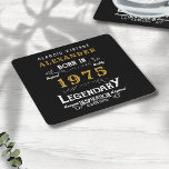 Personalisierter 50. Geburtstag Geboren 1975 Vinta Rechteckiger Pappuntersetzer<br><div class="desc">Ein personalisiertes klassisches Papier Untersetzer Design für diese Geburtstagsfeier für jemanden, der 1975 geboren und 50 Jahre alt wurde. Fügen Sie den Namen zu diesem Vintagen Retro-Stil Schwarz, Weiß und Gold für ein maßgeschneidertes 50. Geburtstagsgeschenk hinzu. Bearbeiten Sie den Namen und das Jahr einfach mit der Vorlage. Ein wunderbares, individuelles,...</div>