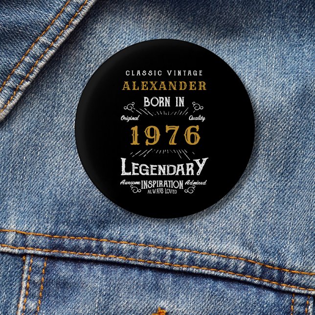 Personalisierter 50. Geburtstag Geboren 1976 Vinta Button (1976 button badge. Denim background.)