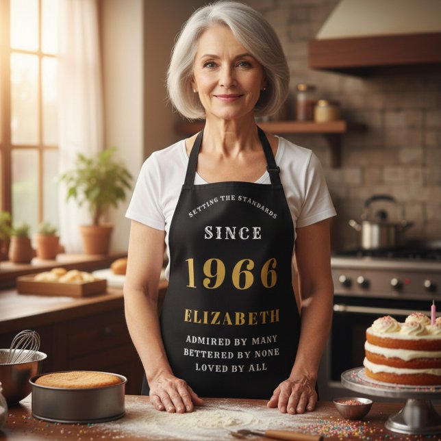 Personalisierter 60. Geburtstag 1966 Schwarz & Gol Schürze (1966 birthday apron. Black and gold worn in a kitchen)