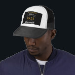 Personalisierter 70. Geburtstag Geboren 1951 Vinta Truckerkappe<br><div class="desc">Ein personalisierter LKW / Baseballhut für diesen Geburtstag Person geboren im Jahr 1951 und ab 70. Fügen Sie den Namen zu diesem Vintagen Retro-Stil Schwarz, Weiß und Gold für ein maßgeschneidertes 70. Geburtstagsgeschenk hinzu. Bearbeiten Sie den Namen und das Jahr einfach mit der Vorlage. Ein wunderbares, individuelles, schwarzes Geburtstagsgeschenk. Mehr...</div>