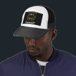 Personalisierter 70. Geburtstag Geboren 1951 Vinta Truckerkappe<br><div class="desc">Ein personalisierter LKW / Baseballhut für diesen Geburtstag Person geboren im Jahr 1951 und ab 70. Fügen Sie den Namen zu diesem Vintagen Retro-Stil Schwarz, Weiß und Gold für ein maßgeschneidertes 70. Geburtstagsgeschenk hinzu. Bearbeiten Sie den Namen und das Jahr einfach mit der Vorlage. Ein wunderbares, individuelles, schwarzes Geburtstagsgeschenk. Mehr...</div>