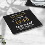 Personalisierter 80. Geburtstag Geboren 1945 Vinta Rechteckiger Pappuntersetzer<br><div class="desc">Ein personalisiertes klassisches Papier Untersetzer Design für diese Geburtstagsfeier für jemanden, der 1945 geboren und 80 Jahre alt wurde. Fügen Sie den Namen zu diesem Vintagen Retro-Stil Schwarz, Weiß und Gold für ein maßgeschneidertes 80. Geburtstagsgeschenk hinzu. Bearbeiten Sie den Namen und das Jahr einfach mit der Vorlage. Ein wunderbares, individuelles,...</div>